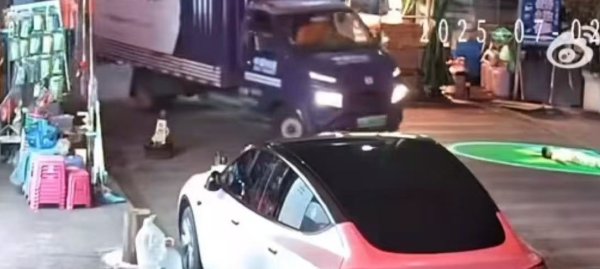 专业炒股配资平台 幼童躺街上遭货车碾压身亡, 知情人: 幼童母亲有两个孩子, 出事后没上班